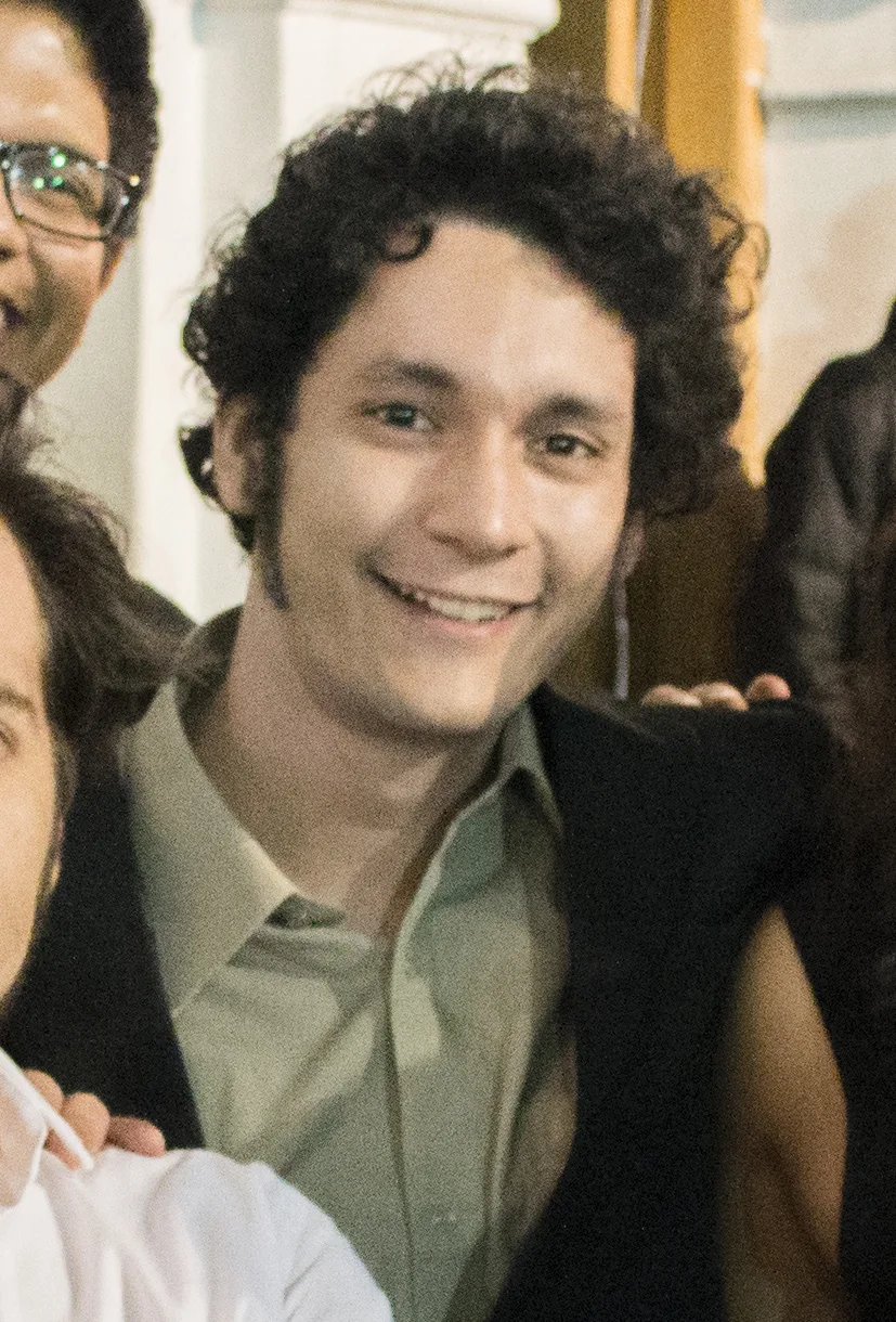 Felipe Crespo en 2015, sonriendo entre otras personas.